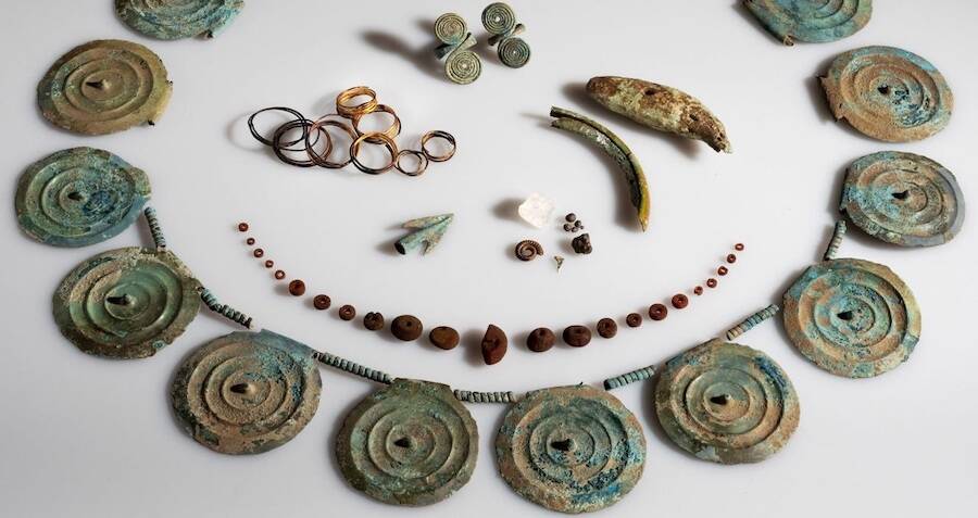 3,500-Tahun Perhiasan Kuno Ditemukan di Ladang Wortel di Swiss